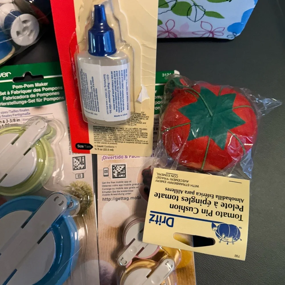 HUGE BUNDLE SEWING SUPPLIES PLUS POM POM MAKERS x2 NEW